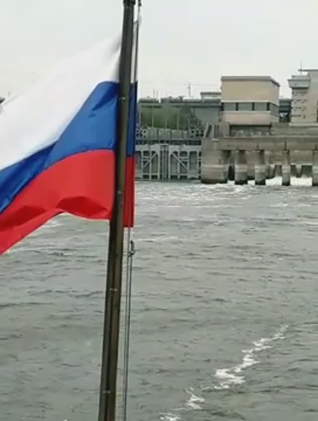 Теплоход проходит шлюз. Волгоградское водохранилище