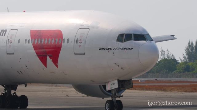 Боинг 777 авиакомпании “Красные крылья” (Red Wings) на рулении перед вылетом, аэропорт Пхукет.