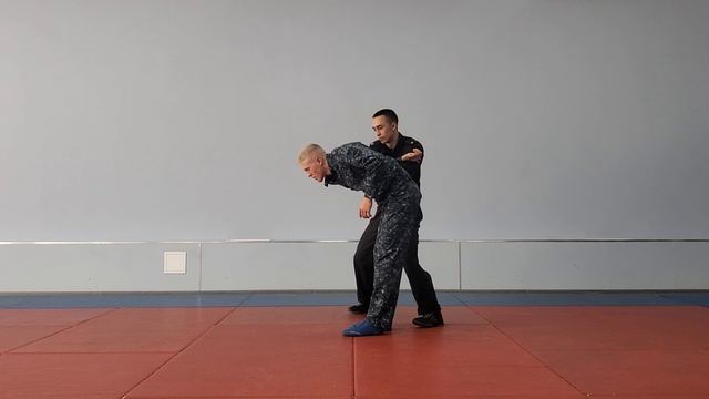 Освобождение от обхвата шеи плечом и предплечьем сзади