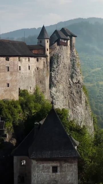 🏰Оравский замок - самый красивый замок в Словакии, построенный на 112-метровой скале над Оравой.
