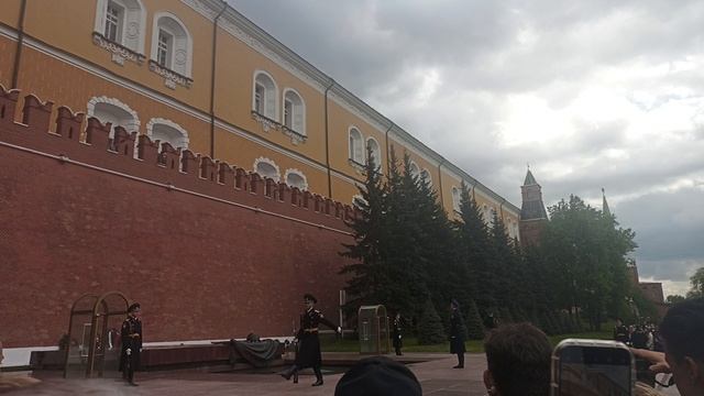 Смена караула у вечного огня