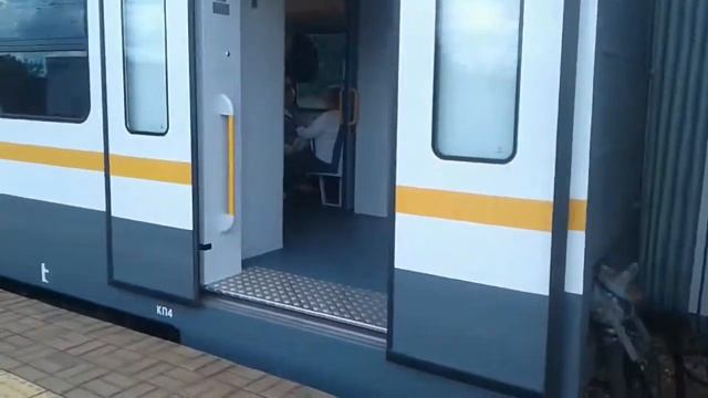 Выход из электропоезда ЭП2Д-0065