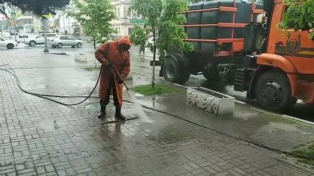 💦 Зачем дорожники моют дороги в дождь — объясняет администрация Ульяновска
