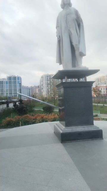Памятник Ньютону в жк эндфилд  Санкт-Петербург май 2025