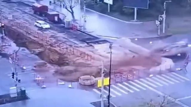 В Благовещенске водитель перескочил на «Лексусе» огромный ров на дороге.