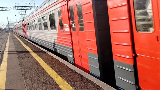 15 мая 2025 г. Электропоезд ЭТ2М-096 Сообщением Санкт-Петербург-Шапки Прибывает на станцию Обухово