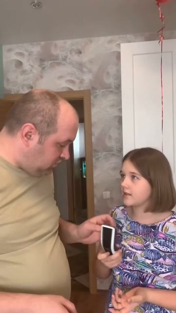 Пошутила  жестко над безбровым  папой)))