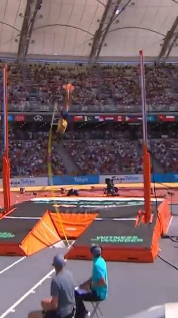 look at that clearance 😮💨 #trackandfield #running #olympics #polevault #sports