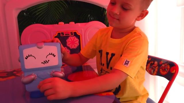 ДИАНА И РОМА - Диана играет с игрушечной лошадкой, но это игрушка Ромы!