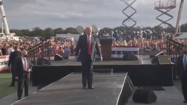 Трамп танцует