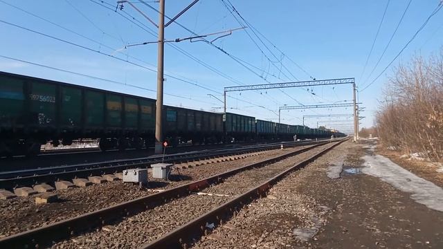Электровоз ВЛ11-696Б с грузовым поездом