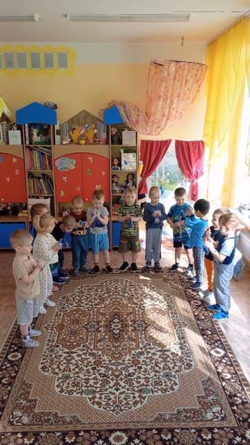 Подвижная игра " По квартире мы ходили"