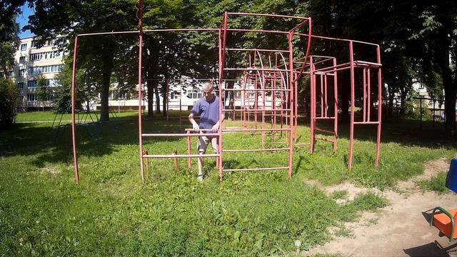 Пенсионер пытается разбить локтем 2 доски (65 лет).