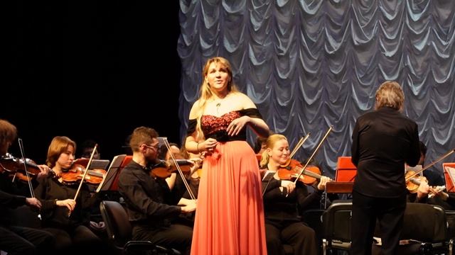 Елена Терентьева исполняет куплеты Адели Штрауса. Дирижёр — Виктор Луценко