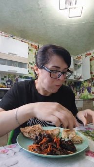 Голодная ,готова съесть слона