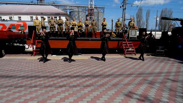 Артисты ансамбля ДАГЕСТАН приняли участие в концертной программе ,на встрече ретро-поезда ПОБЕДА.