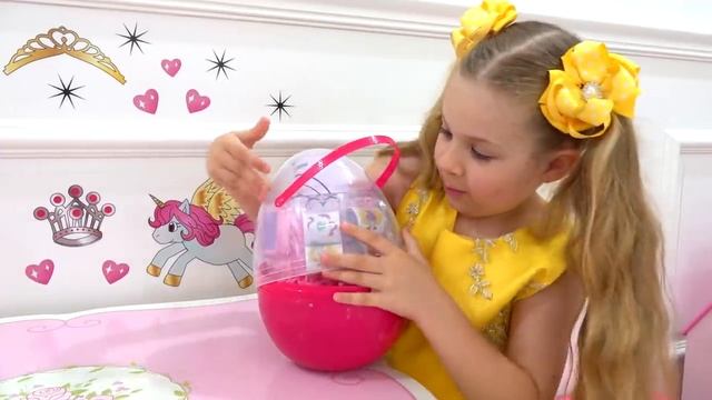 Рома и Диана Рома и Диана разыгрывают игрушки для детей