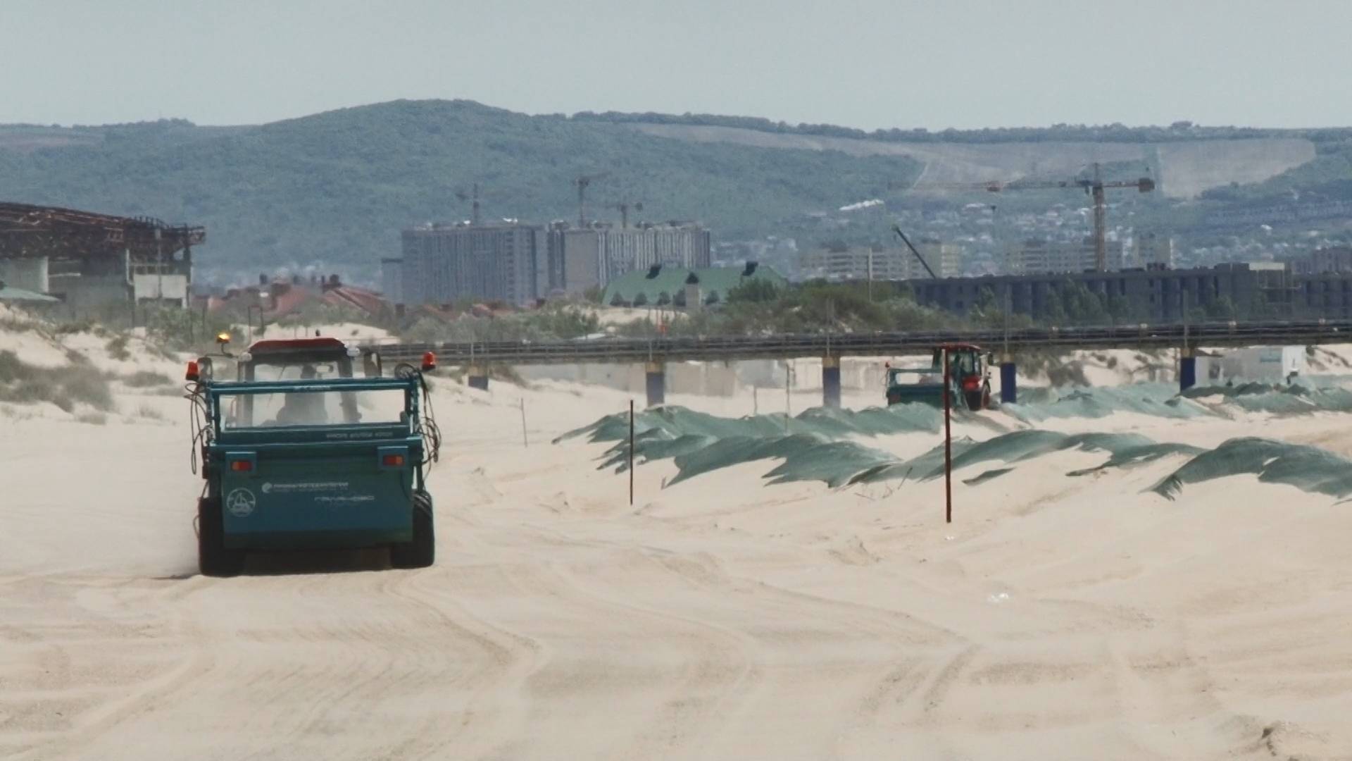 Более 4 километров анапских пляжей очистила спецтехника