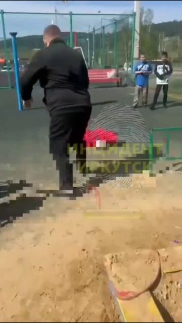 В Иркутске здоровенный мужик отрабатывал жесткие приемы дзюдо на школьниках