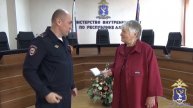 Алтайские полицейские вручили пожилой гражданке из Нидерландов разрешение на временное проживание