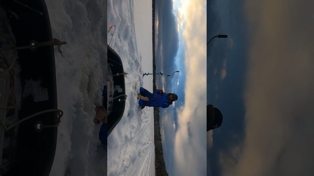 Рыбалка на окуня зимой. Камера видео сделала тут, врод?