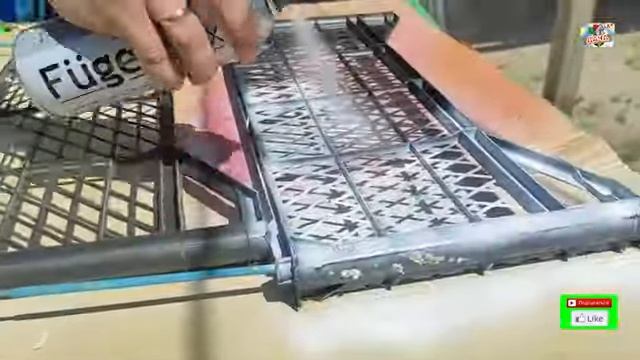 Не выбрасывайте пластиковые ящики. Забор для клумбы