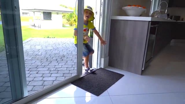 ДИАНА И РОМА - Diana wants to swim in the pool