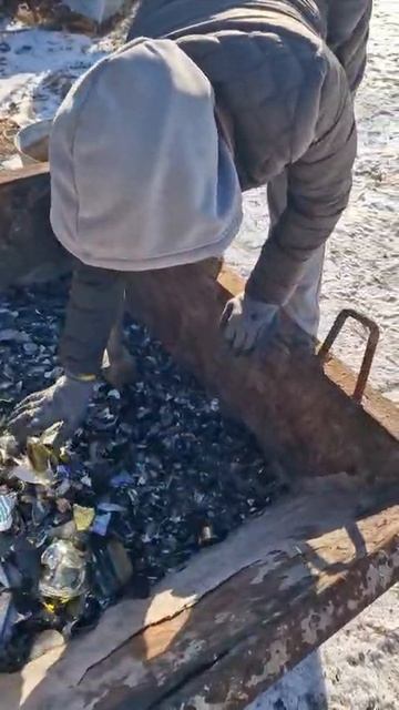 Врач-стоматолог спасает бухту Стеклянная во Владивостоке