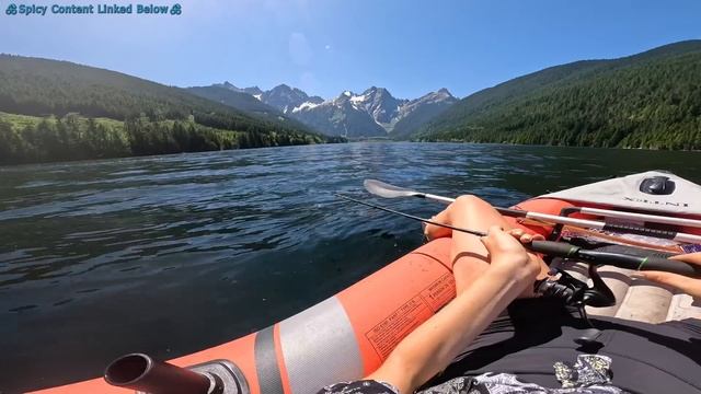Девушка красотка ловит рыбу на червя, купается и занимается йогой в бикини очень сексуально/поход
