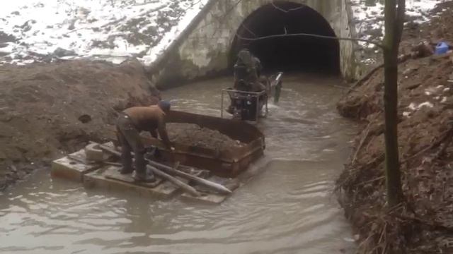 Канал под железной дорогой в Чертаново где течет река Чертановка.Труднодоступное место для техники