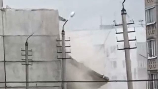 Экскаватор упал с 5го этажа при сносе дома.