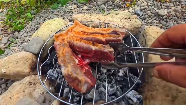 Мясо на углях у горной речки 😋