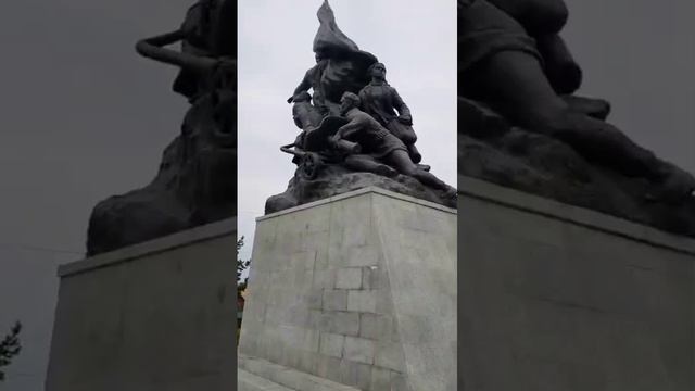 Прощание со Спасском Дальним. 
Памятник на привокзальной площади.