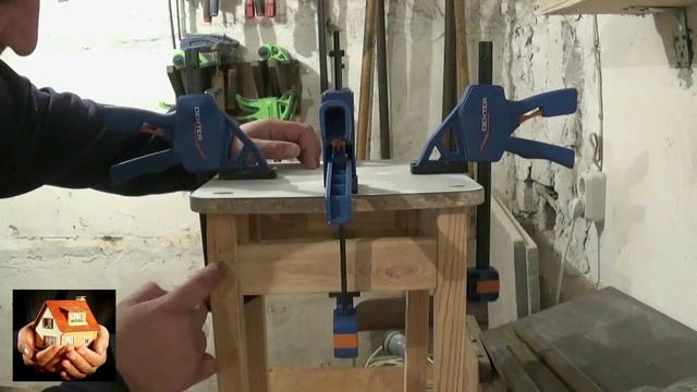 Ремонт и реставрация старых табуреток.