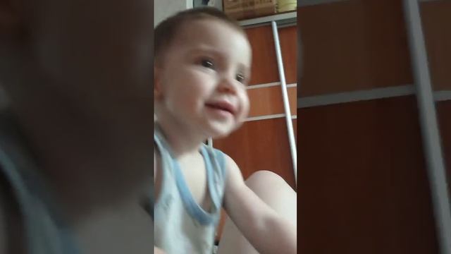 Милана играет