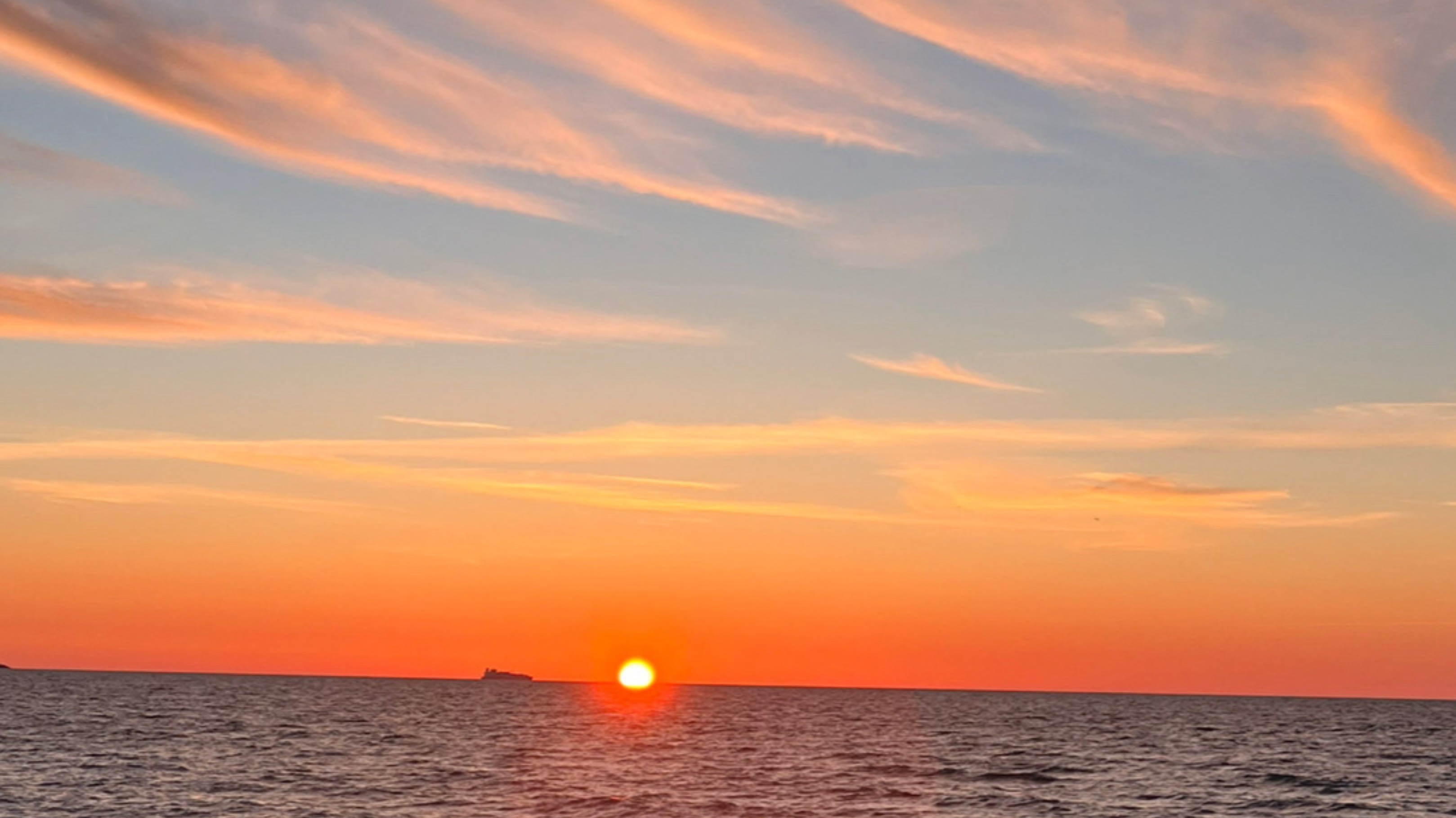 Очередной красивейший закат 🌅 На берегу Балтийского моря