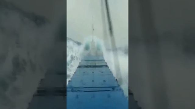 Гнев природы: шторм в море.