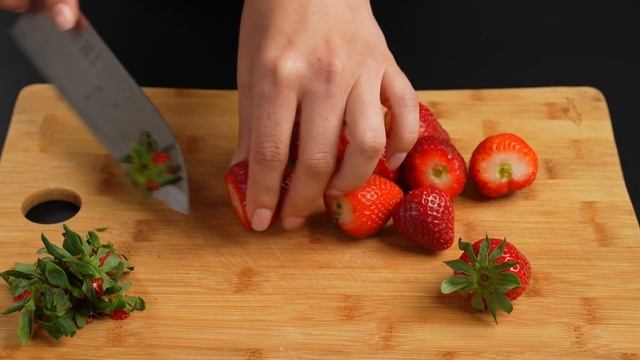 Das beste selbstgemachte Erdbeer-Dessert! In 5 Minuten fertig, ohne Backen, ohne Gelatine.