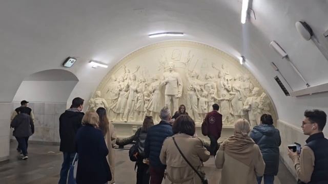 В Москве у только что открытого барельефа товарища Сталина уже начали возлагать цветы и фотографиров