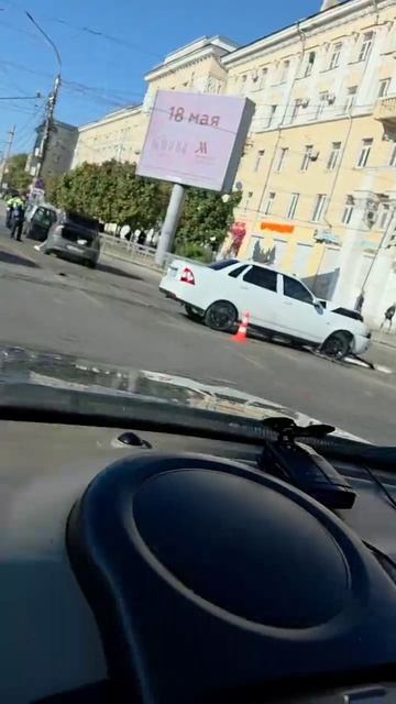 НЕ ПОДЕЛИЛИ: на пересечении Кольцовской и Плехановской - ДТП.
