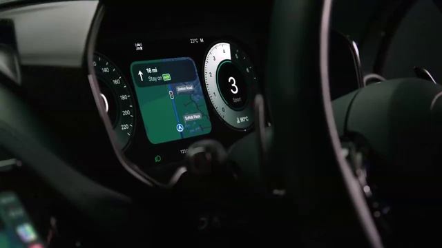 Процесс запуска и настройки CarPlay Ultra.