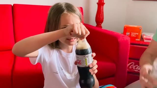 Мистер Макс День в Кока Кола комнате