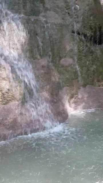 Под струями водопада реки Куаго