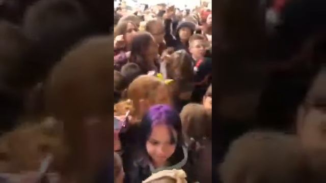 Бесплатная раздача мороженого в Комсомольске-на-Амуре. Так в россии отмечают День защиты детей...