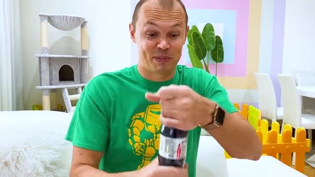 Мистер Макс Макс и Катя как куклы и папа с ними играет