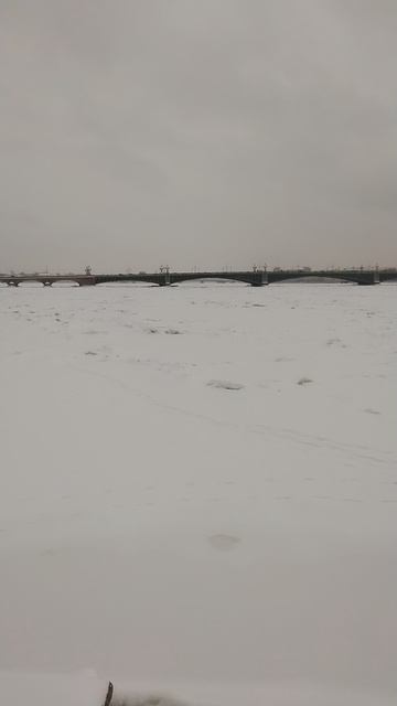 Дворцовая набережная, замерзшая Нева, Петербург, 12 декабря 2023.