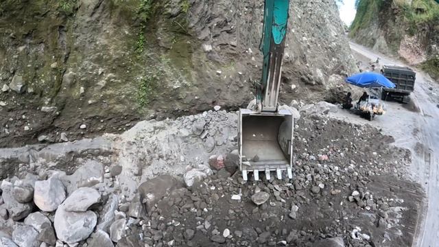 Строительство, экскаватор копает чёрный песок
