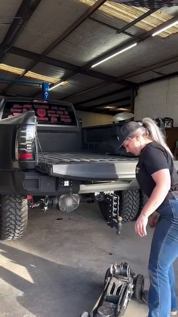 Loading up the @pro_eagle jack since it goes with me on EVERY roadtrip!#cars #carsofinstagram