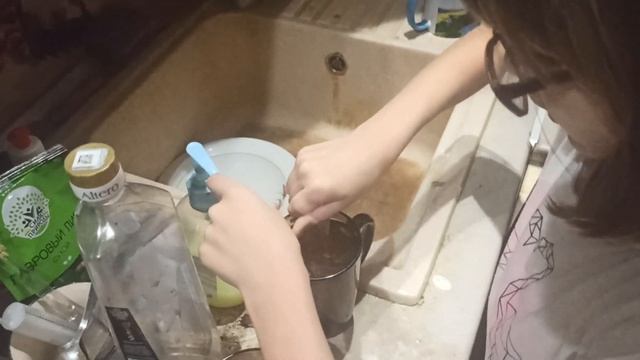 Кожевникова Настя делает чай с помощью микроволновки.