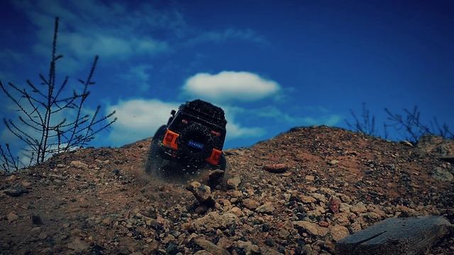 Радиоуправляемый гонщик где-то в заброшенном месте Jeep Rubicon 4x4 Yikong